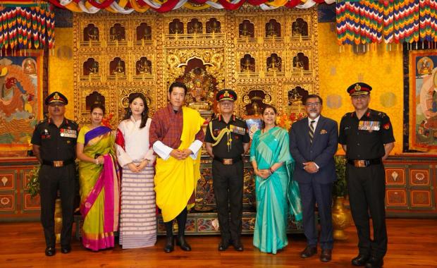 མི་དབང་མངའ་བདག་རིན་པོ་ཆེ་མཆོག་གིས་ རྒྱ་གར་གྱི་ དམག་སྡེའི་གཙོ་འཛིན་དང་ མཇལ་ཕྲད་གནང་ཡོདཔ།