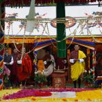 མི་དབང་མངའ་བདག་རིན་པོ་ཆེ་མཆོག་གིས་ གུ་རུ་སྣང་སྲིད་ཟིལ་གནོན་ལྷ་ཁང་བཞེངས་ནིའི་ ས་བསླང་རྟེན་འབྲེལ་ནང་ དབུ་བཞུགས་མཛད་གནང་ཡོདཔ།