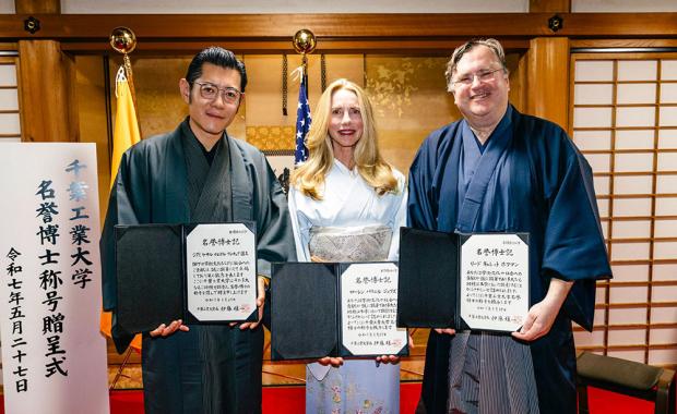 ཅི་བ་འཕྲུལ་རིག་གཙུག་ལག་སློབ་སྡེ་གིས་ མི་དབང་མཆོག་ལུ་ མཁས་དབང་སྐུ་ཡོན་གྱི་ གཟེངས་བསྟོད་ལག་ཁྱེར་ཕུལ་ཡོདཔ།