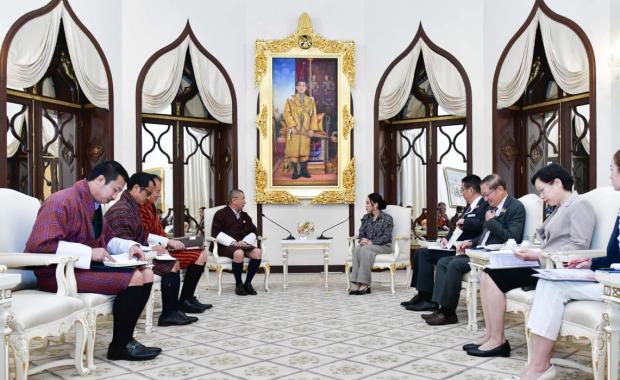 ཐའེ་ལེནཌི་ལུ་ འབྲུག་གི་གཞུང་ཚབ་ཀྱིས་ ཐའེ་ལེནཌི་གི་ བློན་ཆེན་དང་ཕྱད་ཡོདཔ།
