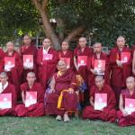 རྡོ་རྗེ་སློབ་དཔོན་མཆོག་གིས་ གྲུབ་འབྲས་ལག་ཁྱེར་ཚུ་ གནང་ཡོདཔ།