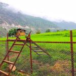 གྲོང་གསེབ་མཐའ་ཟུར་གྱི་མི་སེར་ཚུ་ ལྕགས་སྐུད་དྲ་མིག་གི་ ར་བ་བསྒོར་ནིའི་ལས་རིམ་ནང་ ཚུད་ཐབས་མེད་པའི་གདོང་ལེན།