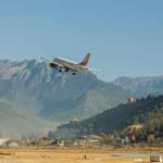 གནམ་གྲུའི་གླ་ཆ་མཐོ་དྲགས་འབད་མི་གིས་ ལྟ་བཤལཔ་དང་ འབྲུག་པའི་མི་ཁུངས་ཚུ་ བཱག་ཌོ་ར་བརྒྱུད་དེ་ འགྲོ་འགྲུལ་འབད་དོ་ཡོདཔ།