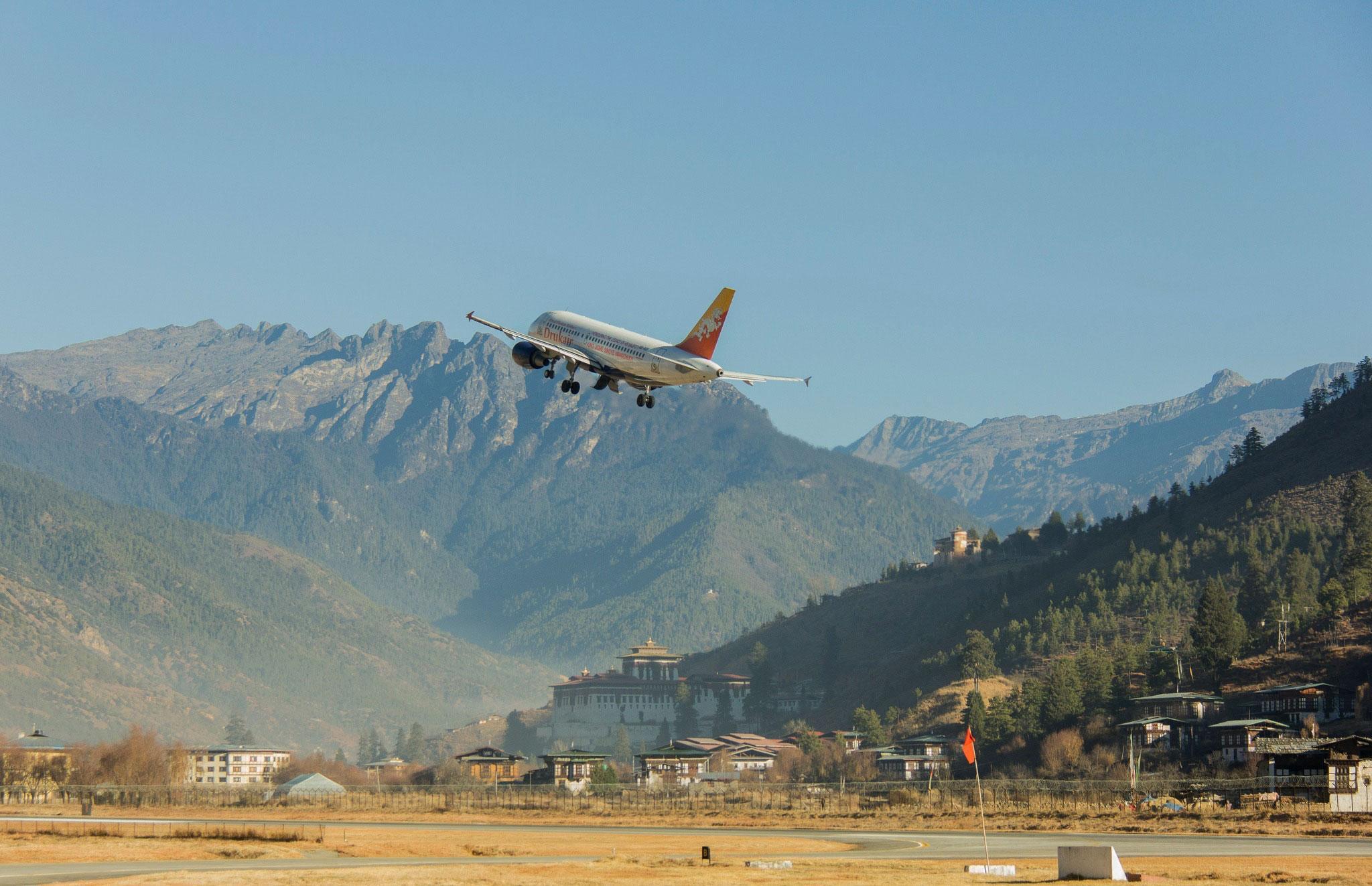 གནམ་གྲུའི་གླ་ཆ་མཐོ་དྲགས་འབད་མི་གིས་ ལྟ་བཤལཔ་དང་ འབྲུག་པའི་མི་ཁུངས་ཚུ་ བཱག་ཌོ་ར་བརྒྱུད་དེ་ འགྲོ་འགྲུལ་འབད་དོ་ཡོདཔ།