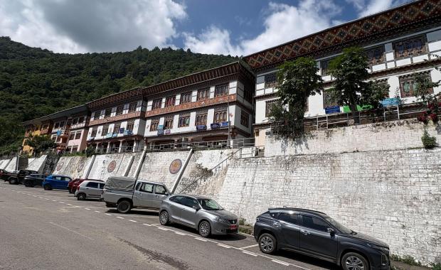 མི་རློབས་མར་བབས་སོང་མི་དང་བསྟུན་ ལྷུན་རྩེ་ཁྲོམ་གྱི་གནས་སྟངས་སྐྱོ་དྲགས་འགྱོ་དོ་ཡོདཔ།