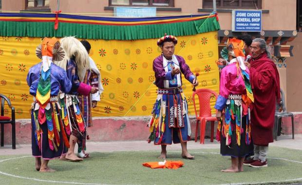 Vanishing dancers, fading rituals
