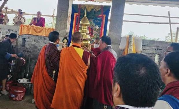རྟ་བབས་མཆོད་རྟེན་གུ་ གསེར་ཏོག་བཀལ་ཡོདཔ།