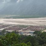 ཕུན་ཚོགས་གླིང་ལུ་ ཆུ་རུད་ཐོན་པའི་ཤུལ་ལུ་ སྡོད་ཁྱིམ་ལང་མ་ཚུགས་པའི་ དཀའ་ངལ་ཐོན་ཡོདཔ།