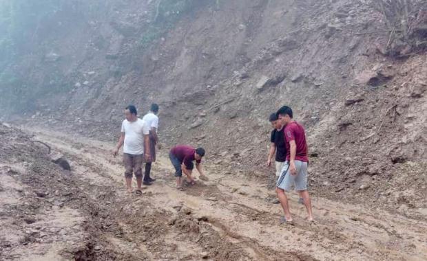 Teachers brave treacherous roads to reach school on time