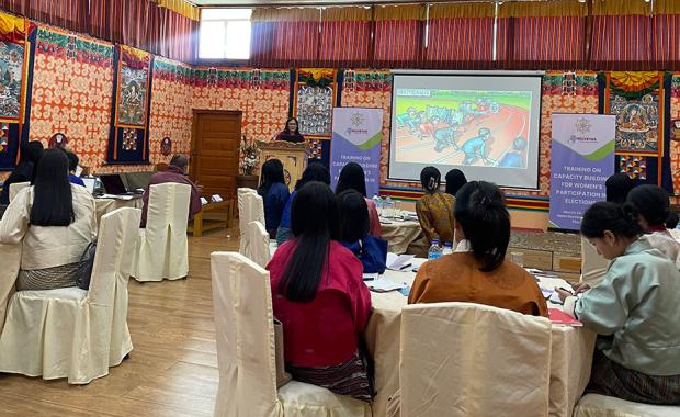 ཨམ་སྲུ་ཚུ་གིས་ སྲིད་དོན་ནང་ བཅའ་མར་གཏོགས་ནི་ལས་ ཟུར་སྡོད་དོ་ཡོདཔ།